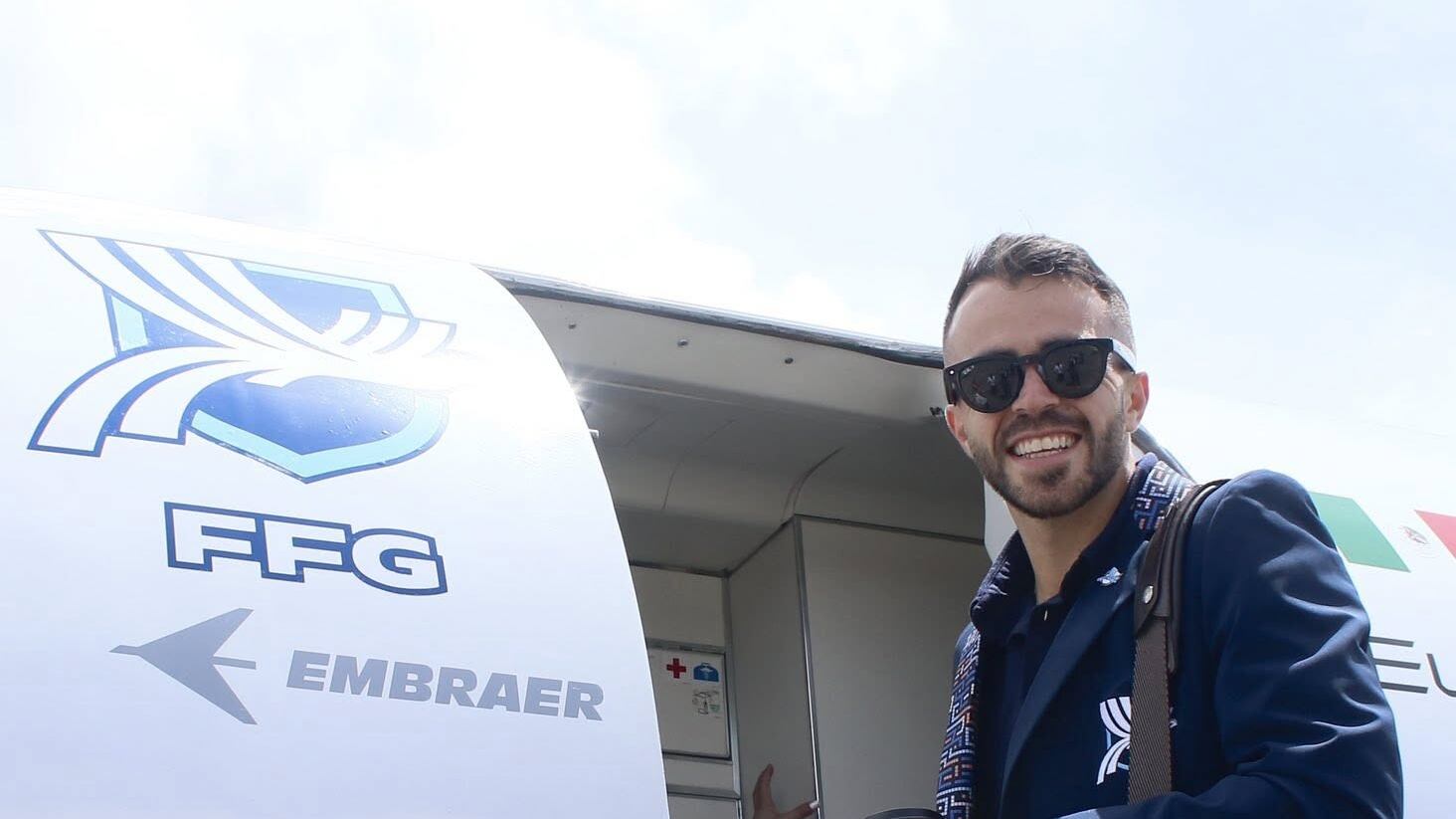 Rodrigo Saravia al abordar el avión chárter hacia Surinam.