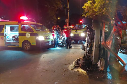 Carro vuelca en la zona 11 y tres personas quedan atrapadas