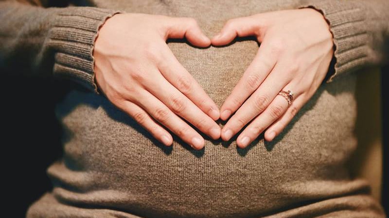 Para proteger la salud de embarazadas y sus bebés, Salud recomienda evitar el uso de bótox durante el embarazo