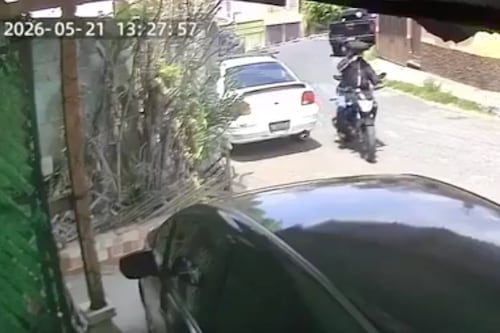“El teléfono y caminas hacia allá”: motoladrón rodea a dos peatones en colonia de Mixco
