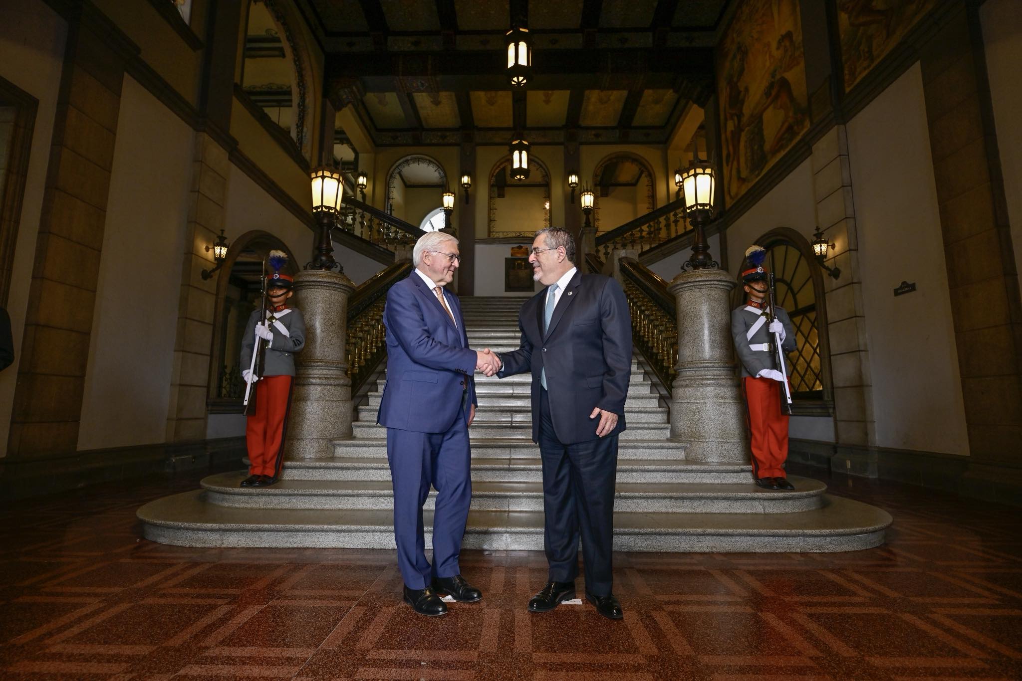 Arévalo recibe en el Palacio Nacional al presidente alemán Frank-Walter Steinmeier