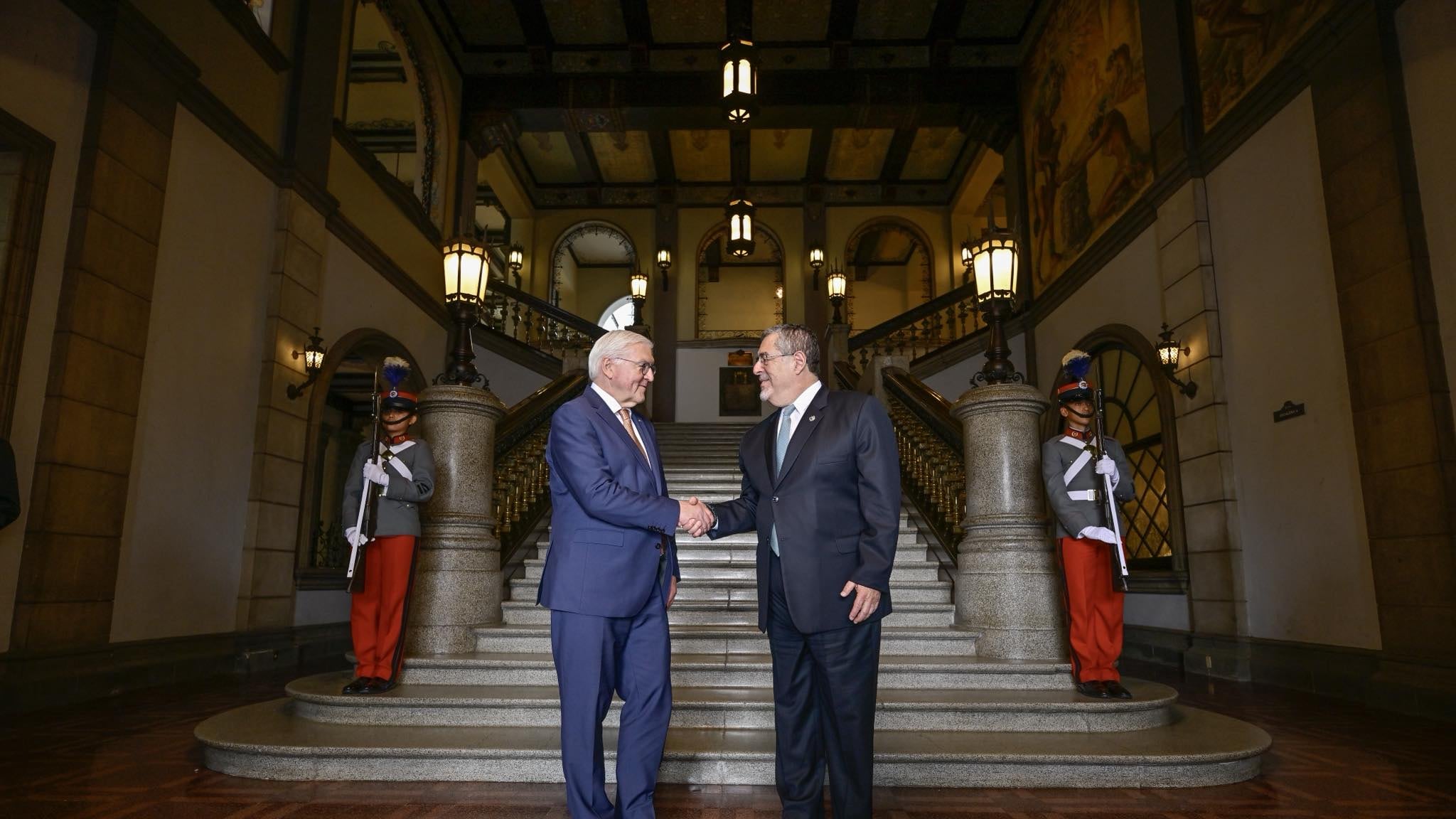 El presidente de Guatemala, Bernardo Arévalo, recibió este día al presidente de Alemania, Frank-Walter Steinmeier, en el Palacio Nacional de la Cultura.