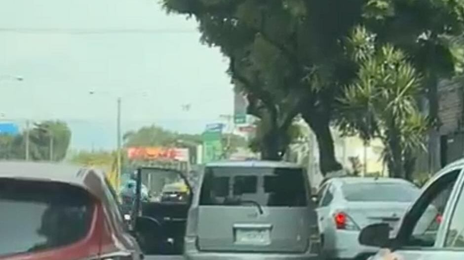 VIDEO. Taxistas piratas atacan a una conductora
