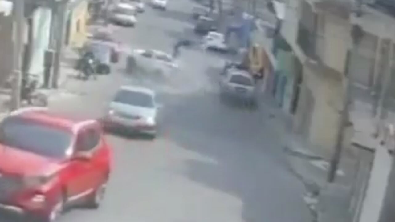 El incidente de tránsito quedó registrado por medio de una cámara de seguridad. Foto: RRSS