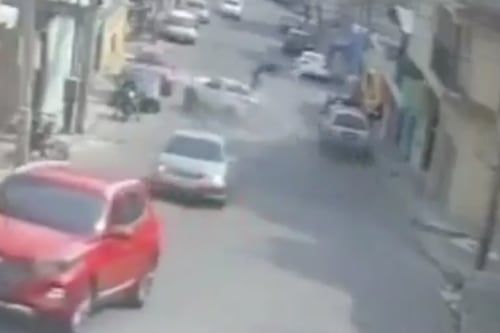 VIDEO: Cámara capta fuerte accidente entre picop y motocicleta en Quetzaltenango