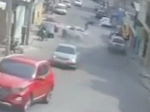 VIDEO: Cámara capta fuerte accidente entre picop y motocicleta en Quetzaltenango