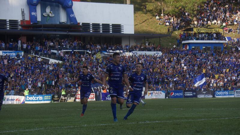 ¡Cobán se acerca al título! Los "Príncipes Azules" derrotan en la final de ida a Antigua