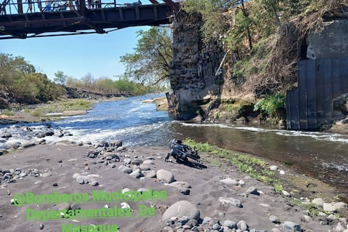 Motoristas sobreviven a caída desde puente en la ruta al Pacífico