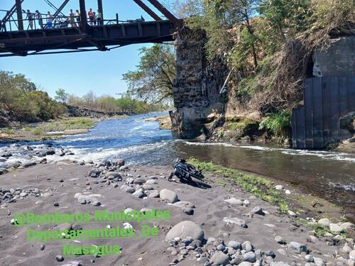 Motoristas sobreviven a caída desde puente en la ruta al Pacífico