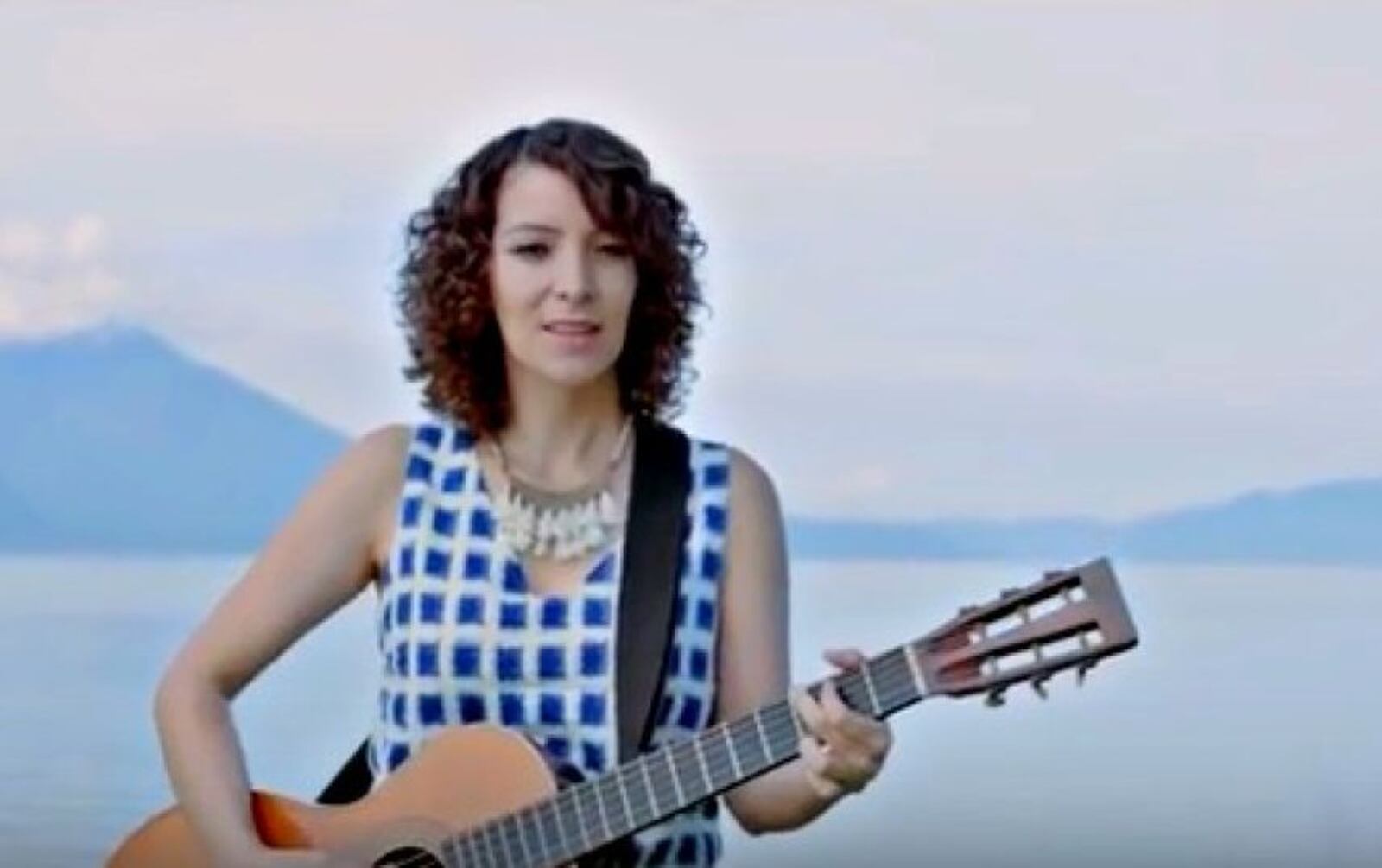 La increíble interpretación de Gaby Moreno en la canción “Fronteras” te ...