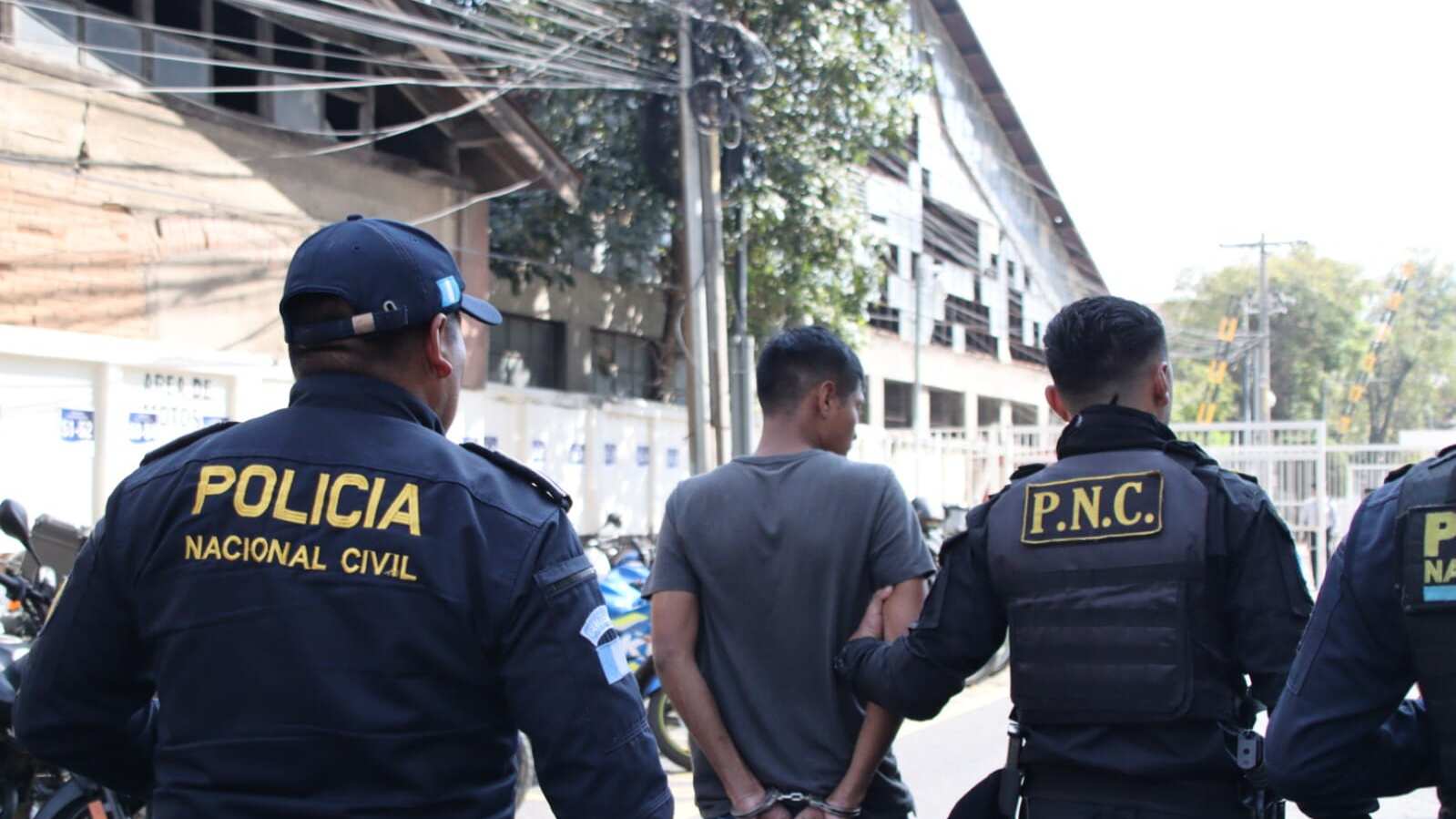 Dos mareros salvatruchas detenidos, con arma ilegal causaron muerte a hombre y hieren a adolescente.