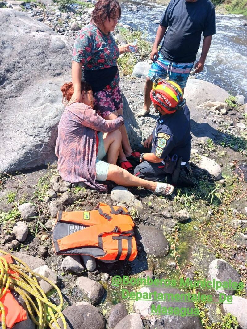 Alma Elizabeth Pérez Bonilla, de 17 años, es atendida por un paramédico de los Bomberos Municipales Departamentales.