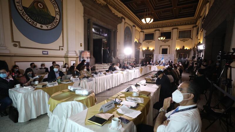 Diputados y profesionales de salud continúan discutiendo propuesta para atender emergencia por Covid-19