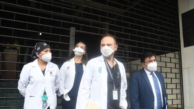 Médicos del Roosevelt accionan ante CC contra Giammattei