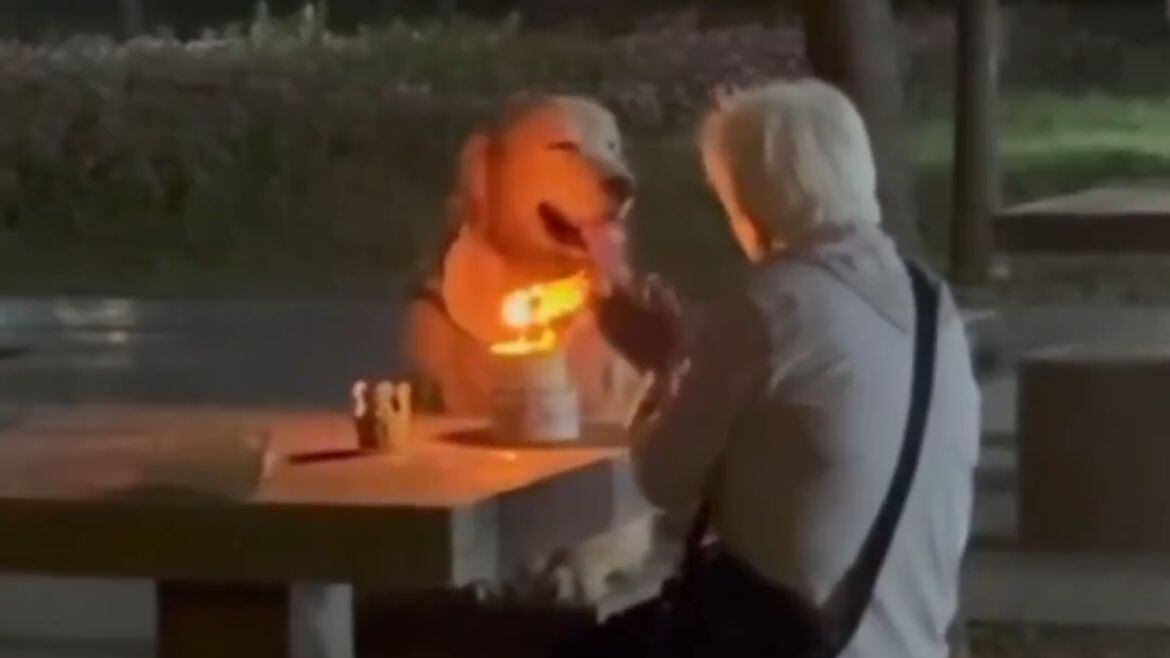 Le cantó, le llevó pastel y lo llamó “el mejor chico del mundo”