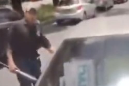 VIDEO. Conductor furioso quiebra vidrios de un vehículo tras discusión en la Roosevelt