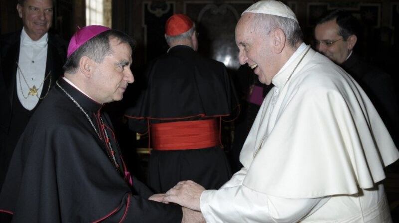Cardenal acusado de corrupción podría participar en el cónclave