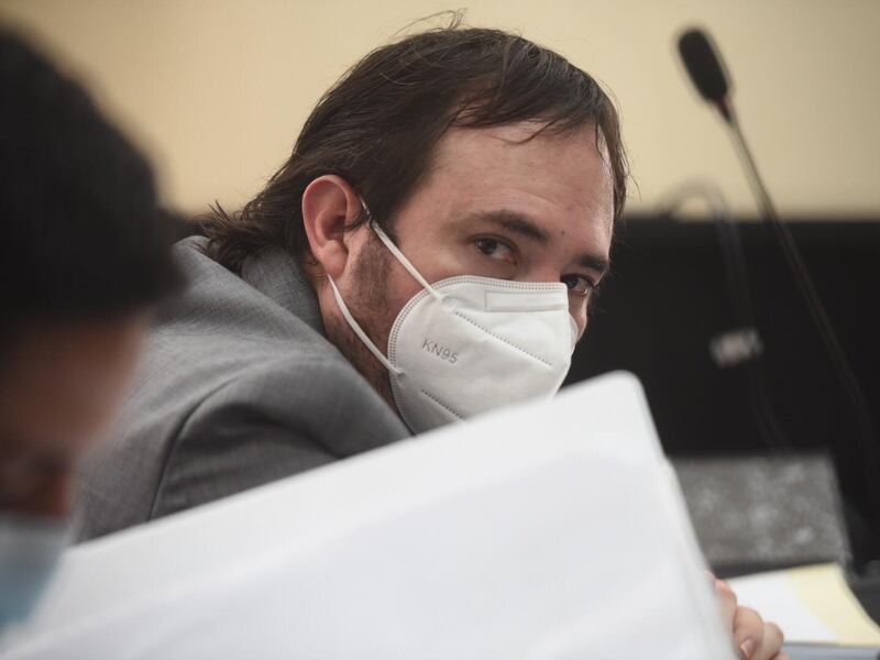 Excomisionado de postulación va a la justicia, pero lo capturan