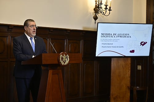 Presidente Bernardo Arévalo pide compartir el vehículo por el alza de la gasolina