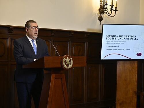 Presidente Bernardo Arévalo pide compartir el vehículo por el alza de la gasolina