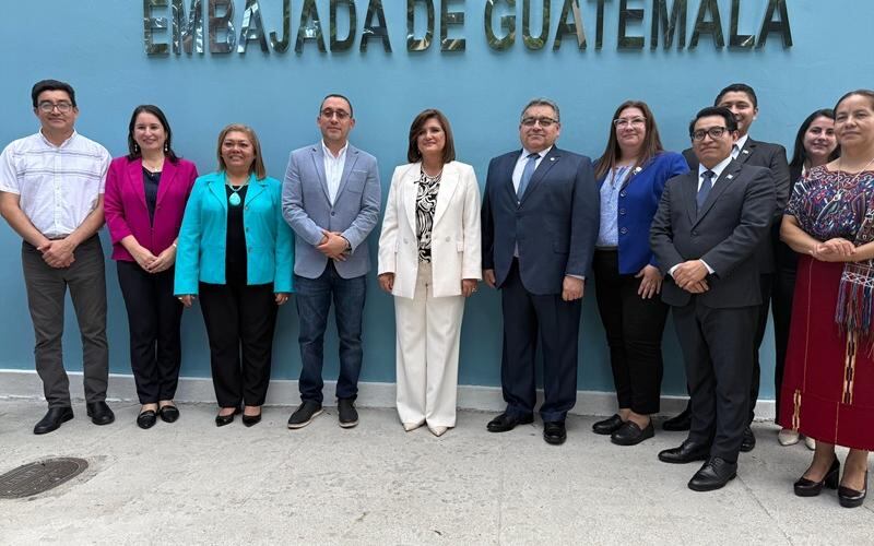 La vicemandataria visitó la Embajada de Guatemala en El Salvador. Foto: Vicepresidencia de la República de Guatemala.