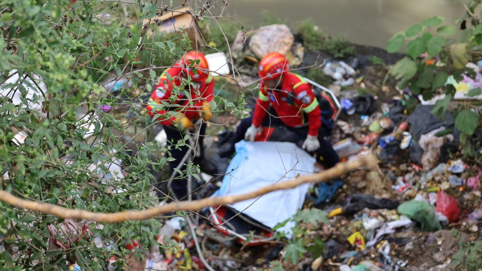 El cuerpo fue rescatado por paramédicos. Foto: CBM