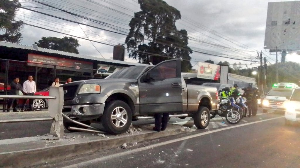 Vehículo quedó empotrado en barrera del viaducto.