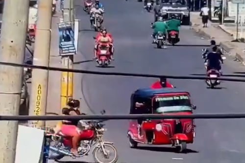Video. Vuelca tuc tuc tras evitar colisión con motorista; una menor resultó involucrada