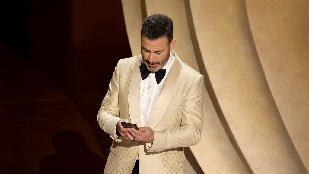 Jimmy Kimmel lee un posteo de Donald Trump.