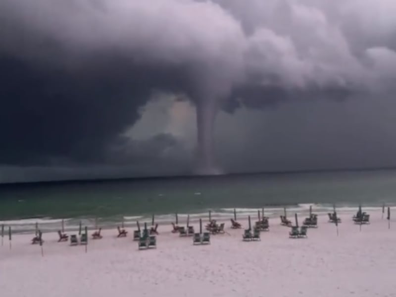 VIDEO: Graban gigantesca tromba marina en una playa de Florida