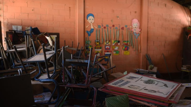Cierre de escuelas se prolonga con el país en rojo por la COVID-19