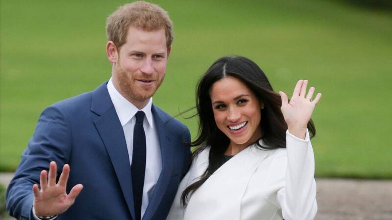 Meghan Markle y el príncipe Harry reaparecen y ella cautiva con tremendo escote