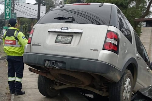 ¿Qué le ocurrió? Automóvil cae sobre otros vehículos en carretera a El Salvador y estos son los daños que ocasionó