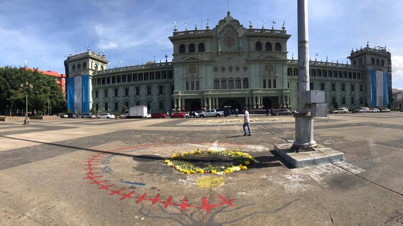 Pintan cruces en la plaza para recordar a víctimas de incendio en Hogar Seguro
