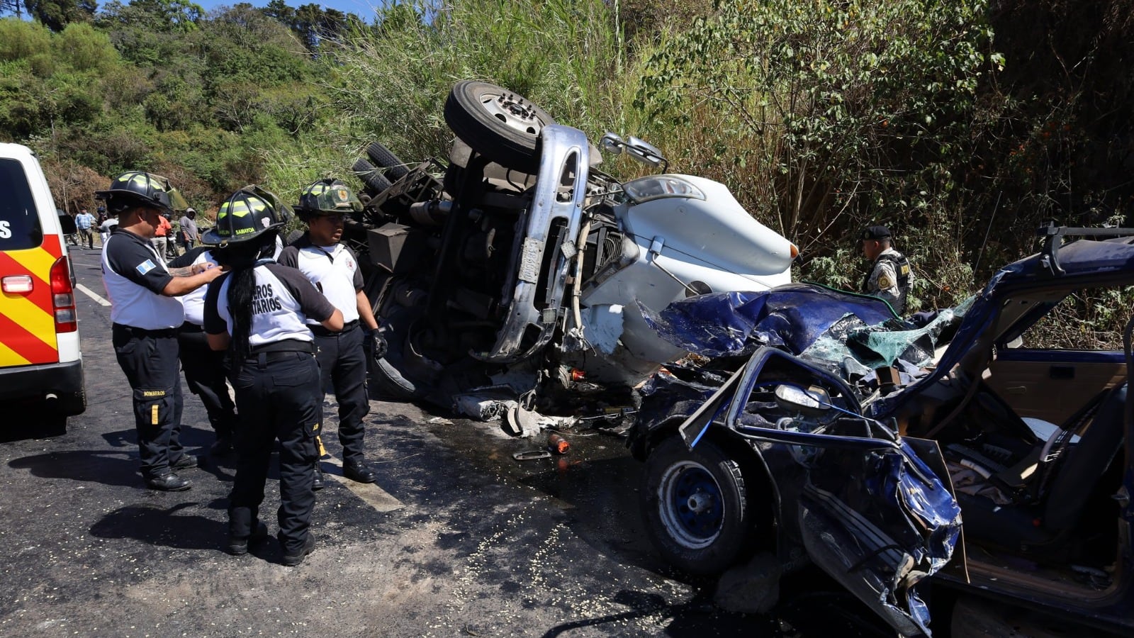 Los cuerpos de socorro informaron que ambos carriles de la ruta permanecen bloqueados