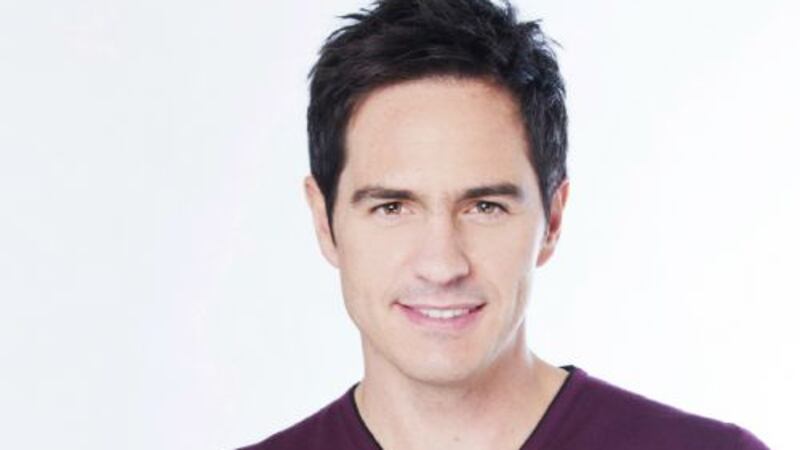 Mauricio Ochmann posa semi desnudo y fans notan un "defecto" en su cuerpo