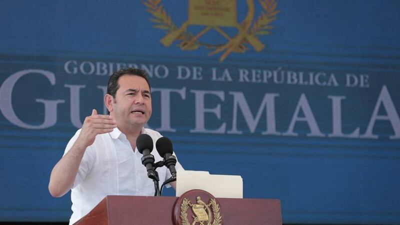 VIDEO. Jimmy Morales inaugura tramo carretero construido por el Cuerpo de Ingenieros del Ejército