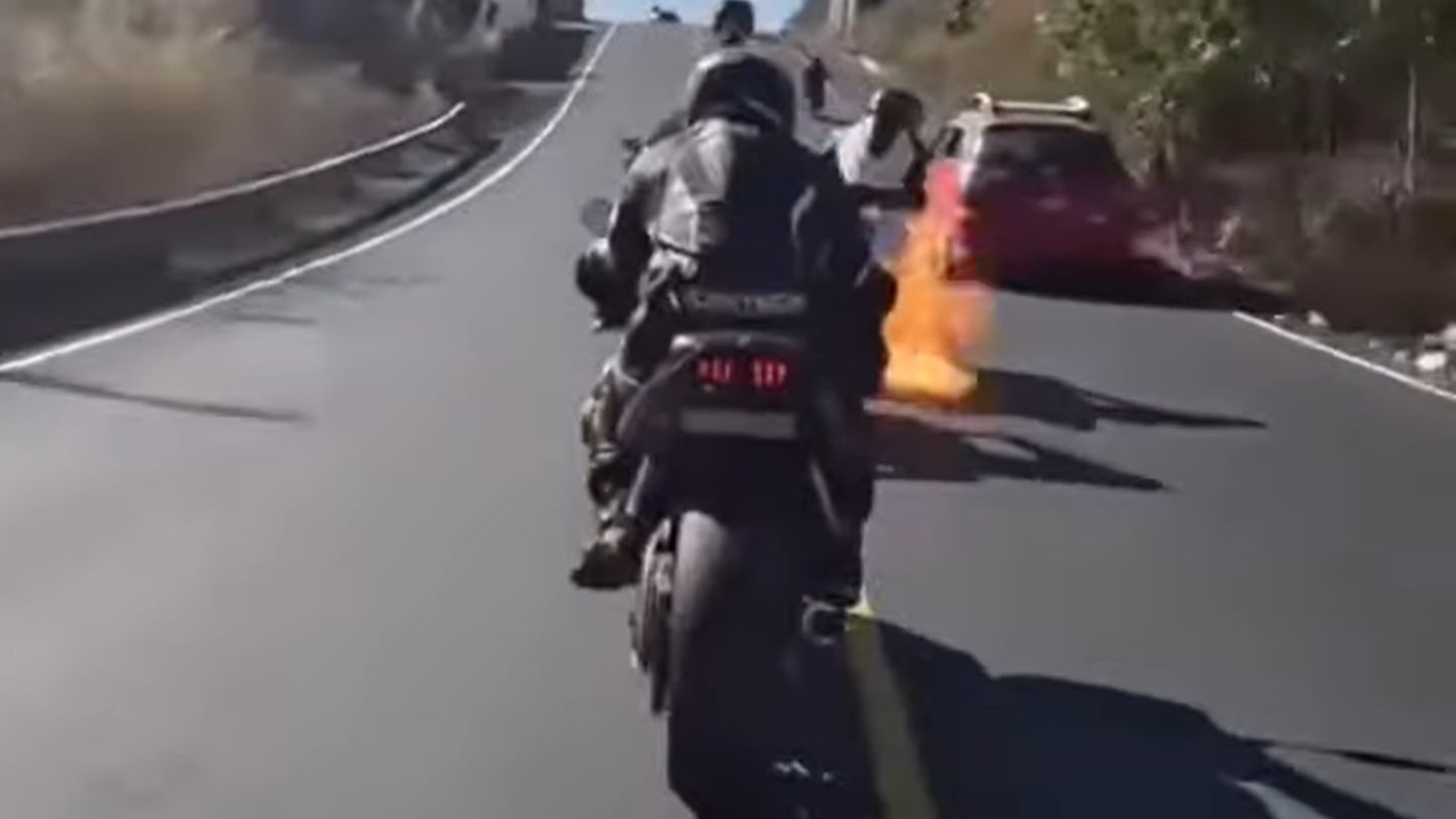 VIDEO. Motocicleta agarra fuego mientras circulaba en Ruta Nacional 14