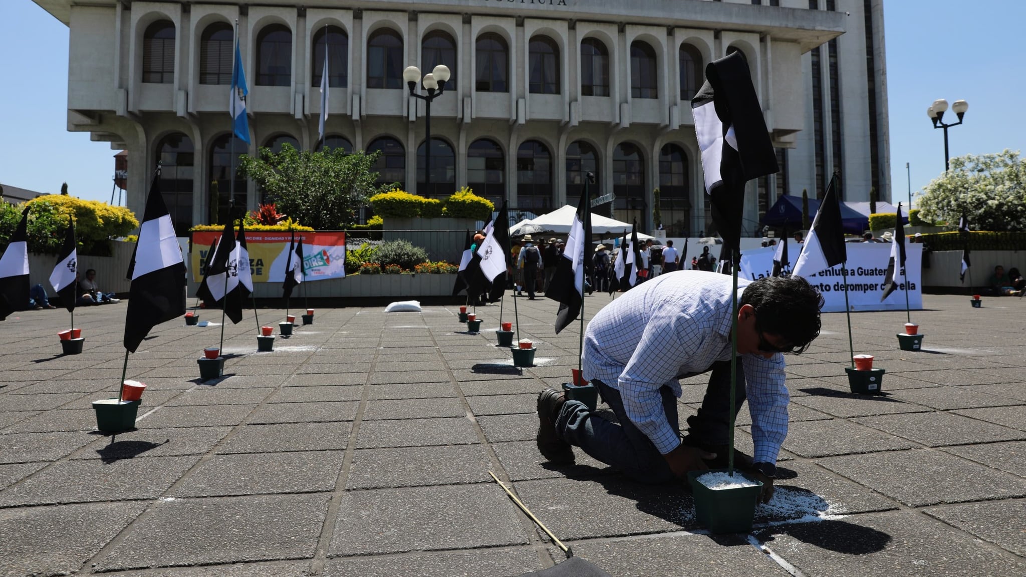 Organizaciones de pueblos originarios realizan un plantón pacífico frente a la Corte Suprema de Justicia. Foto: DCA