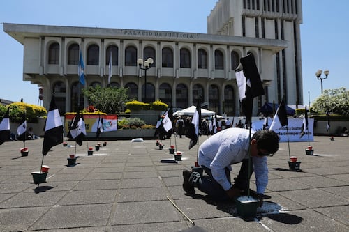 Plantón con banderas negras presiona a la Postuladora del MP