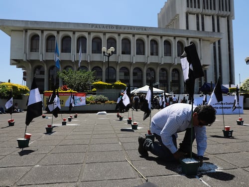 Plantón con banderas negras presiona a la Postuladora del MP