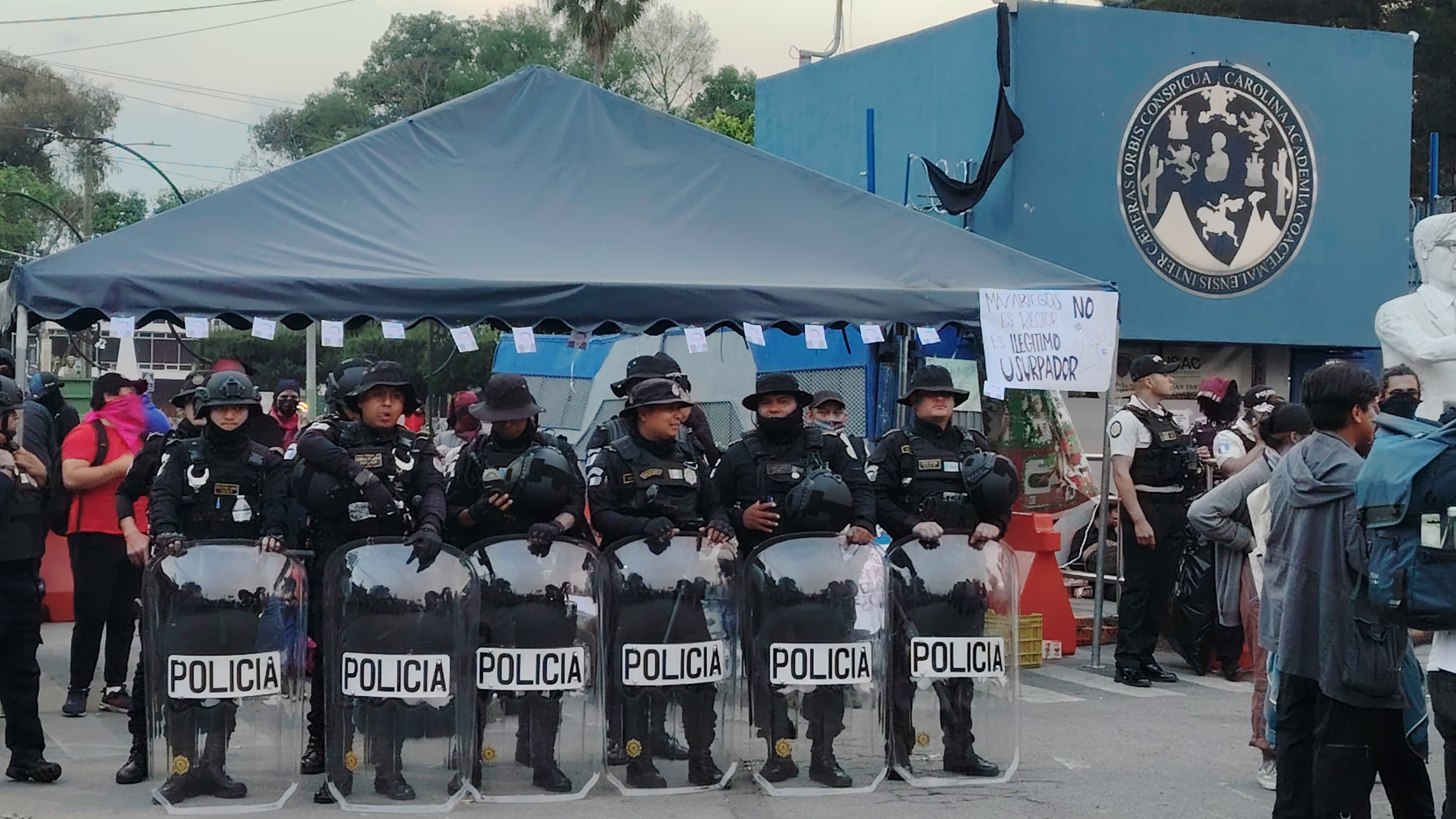 Plantón de la PNC frente a la USAC. Foto: Publinews