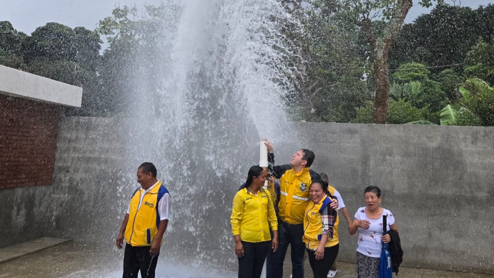 El alcalde de Santa Catarina Pinula, Sebastián Siero, inauguró un nuevo pozo mecánico en la aldea Laguna Bermeja. Foto: Stanley Herrarte/PUBLINEWS.