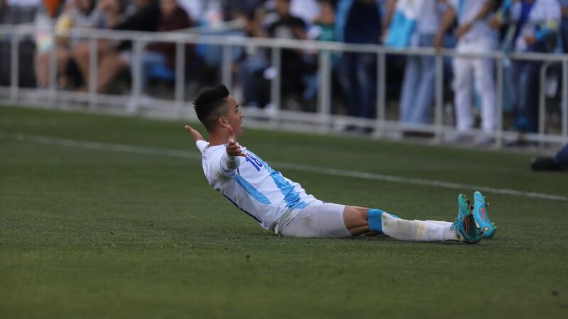 Santis: "Tenemos que hacernos fuertes para ser una selección competitiva"