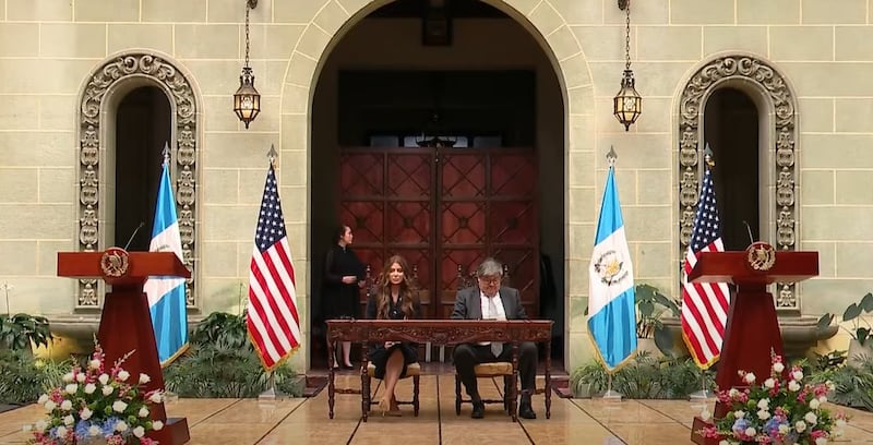 Kristi Noem, secretaria de Seguridad Nacional de Estados Unidos, y Francisco Jiménez, ministro de Gobernación, firmaron un memorándum de entendimiento sobre el Programa de Seguridad entre Guatemala y Estados Unidos.