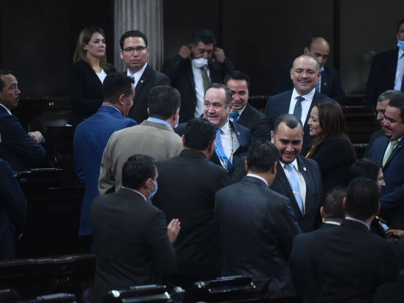 EN IMÁGENES. Diputados violan medidas de prevención del Coronavirus con abrazos y saludos efusivos