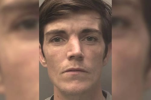 Un niño de 11 años se despierta y encuentra a un desconocido comiendo papas fritas en su habitación