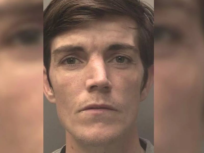 Un niño de 11 años se despierta y encuentra a un desconocido comiendo papas fritas en su habitación