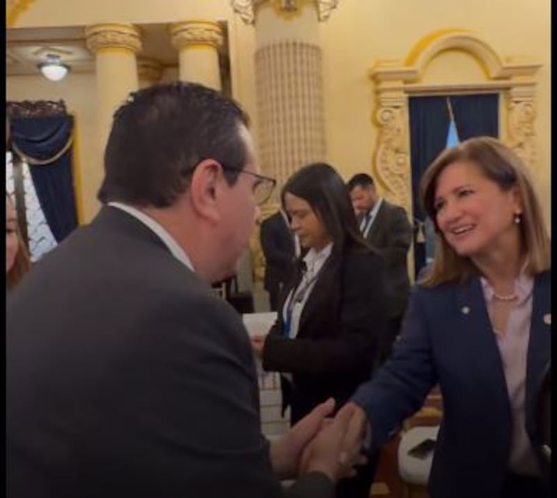 El fiscal general Gabriel García, saluda a la vicepresidenta Karin Herrera.