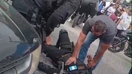 Un agente resultó herido.